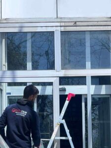 Saf su teknolojisi ile kusursuz cam temizliği