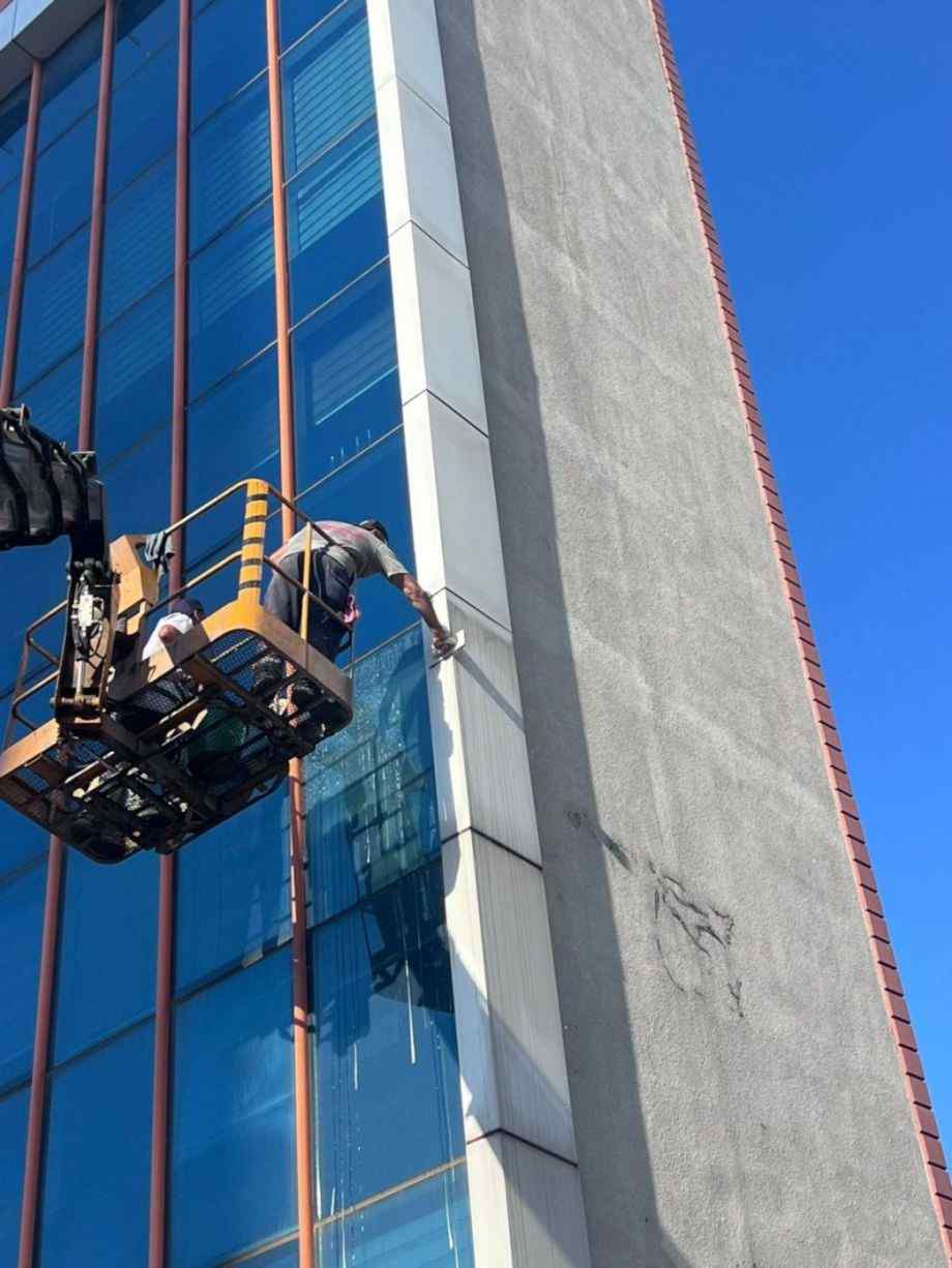 Sepetli vinç erişimi ile yapılan dış cephe temizlik çalışmaları