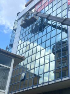 Sepetli vinç erişimi ile dış cephe temizliği hizmetleri