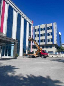 Vinçli platform ile cephe ve cam temizliği hizmetleri