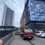 Yüksek katlı bir binanın dış cephe temizliği çalışması: Gün Temizlik