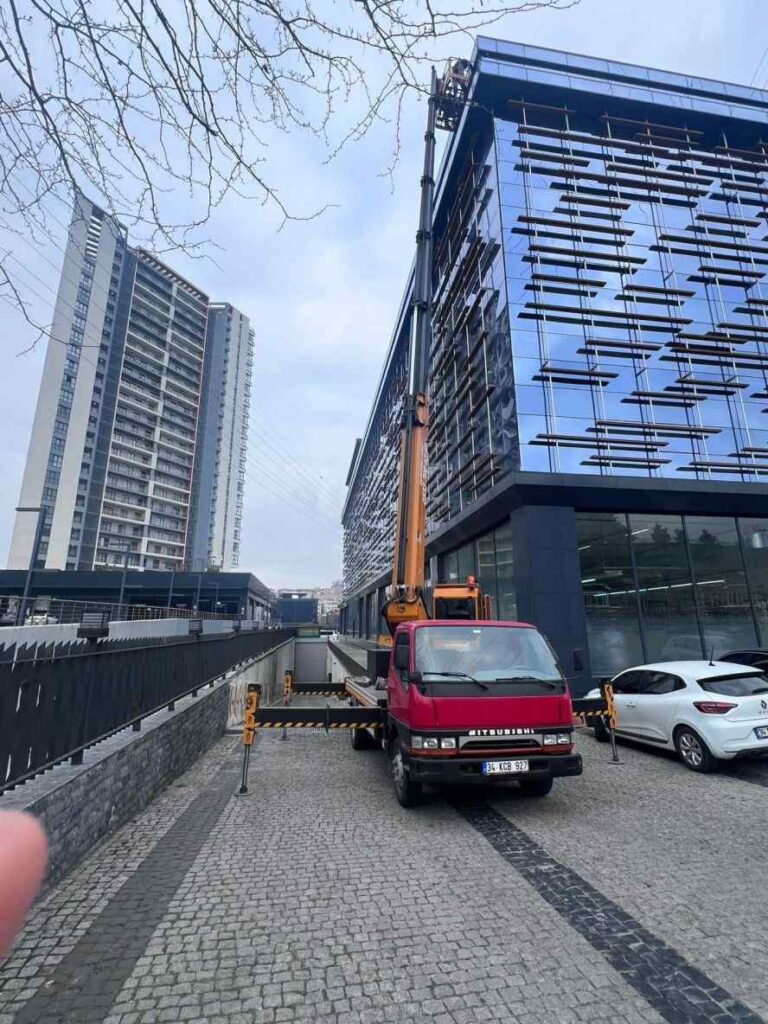 Yüksek katlı bir binanın dış cephe temizliği çalışması: Gün Temizlik