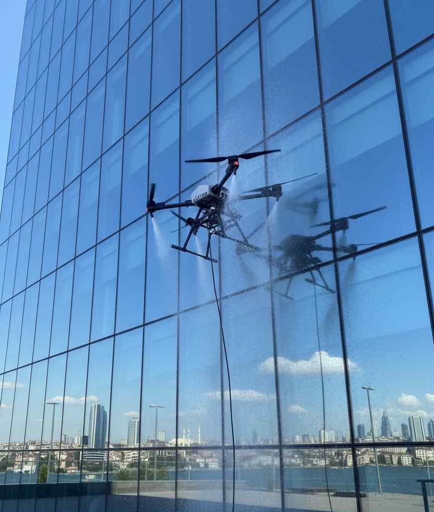 Plaza camlarının drone ile temizlik çalışmaları