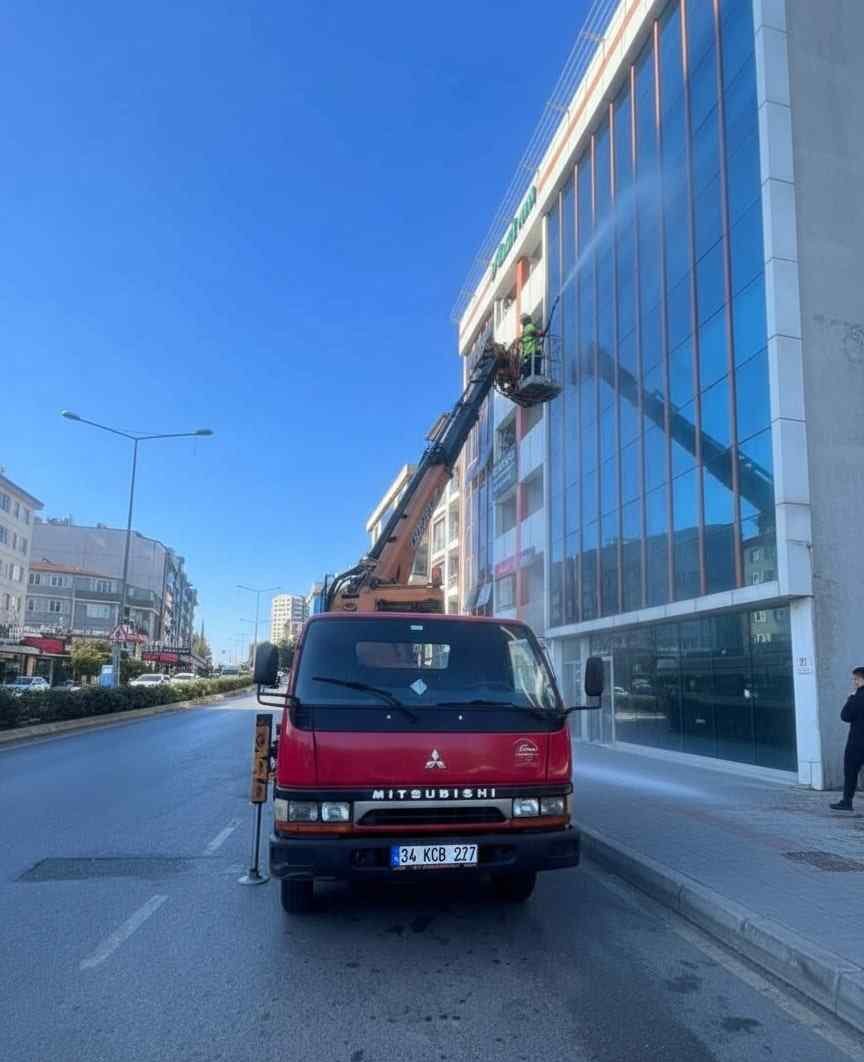 Saf su sistemi ile işyeri dış cephe cam temizliği hizmetleri: Gün Temizlik
