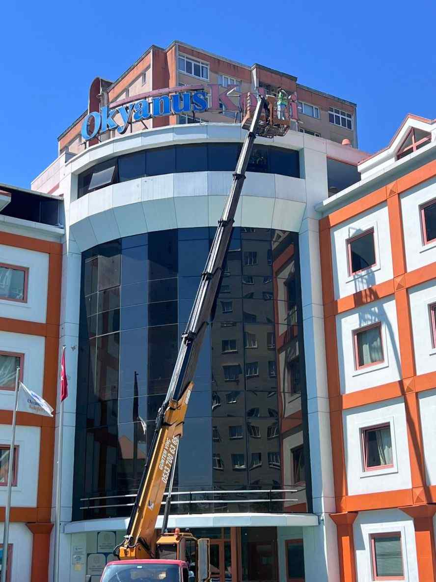 Sepetli vinç ile dış cephe temizlik çalışması