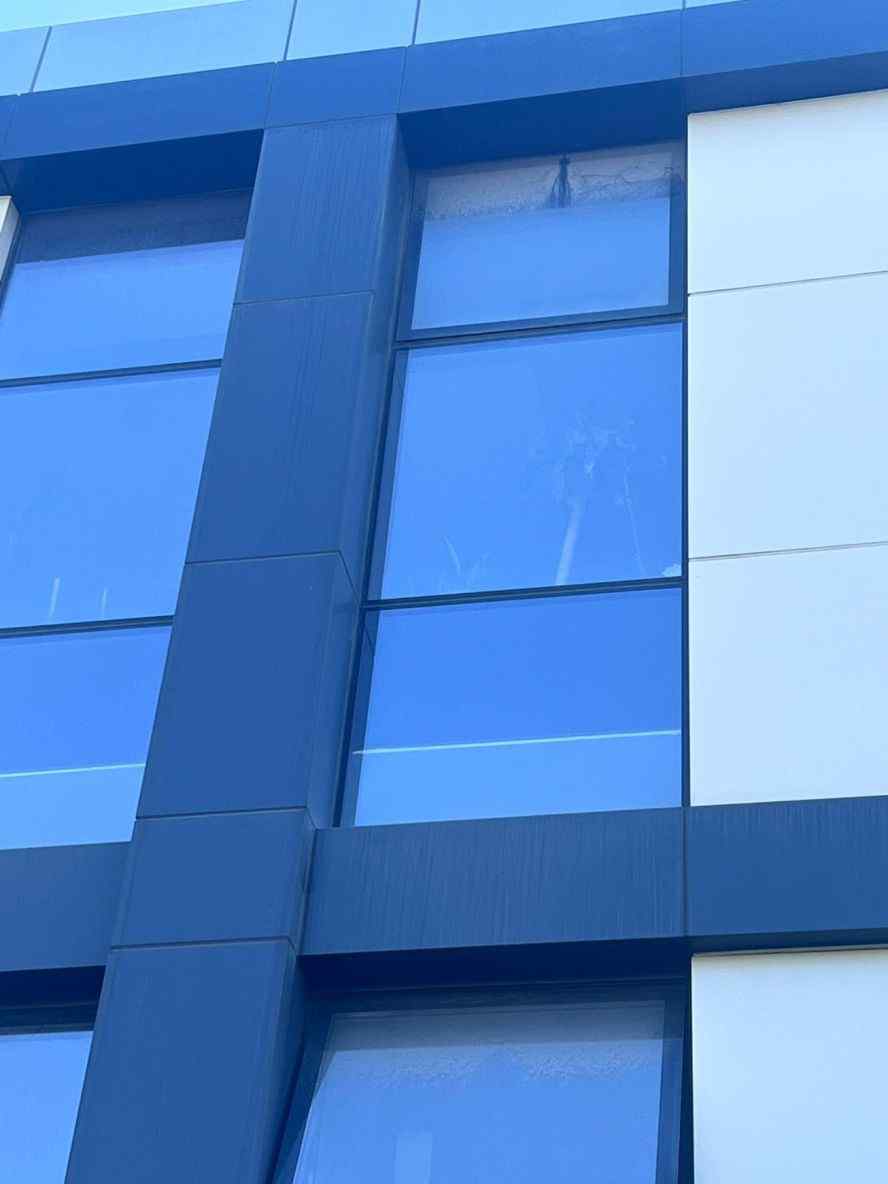 Yüksek basınçlı sistemle temizlenmiş bir binanın dış cephesi