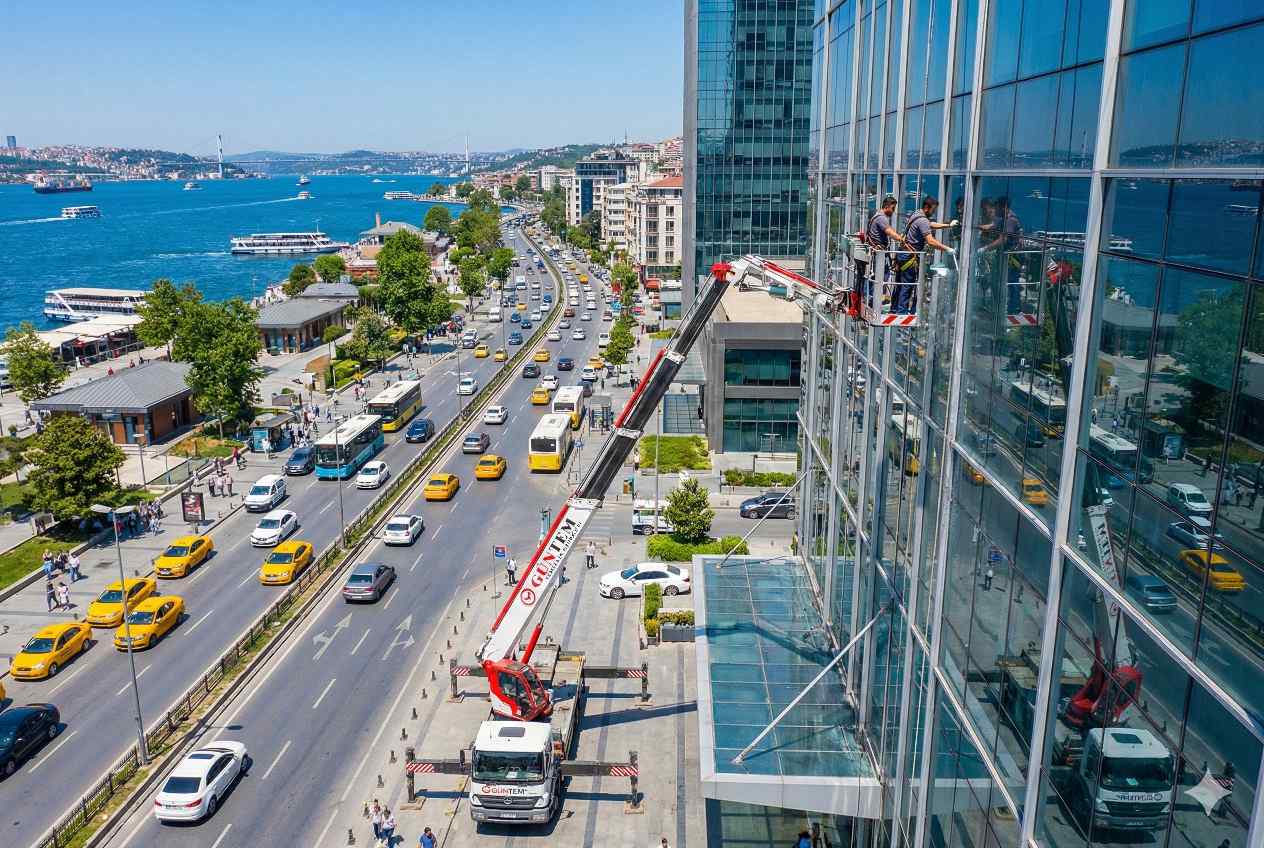 Sepetli vinçle erişim yöntemi ile Levent dış cephe temizliği hizmetleri: Gün Temizlik Şirketi