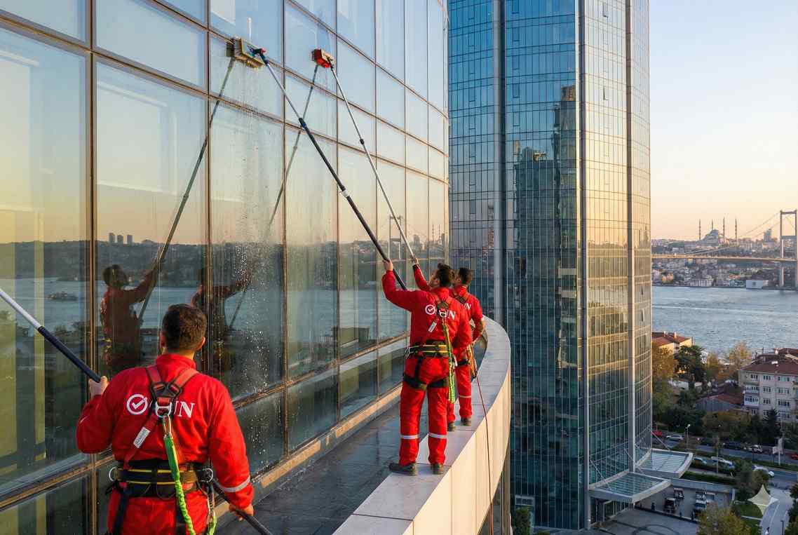 Teleskopik uzatma yöntemi ile Levent dış cephe cam temizlik hizmetleri: Gün Temizlik