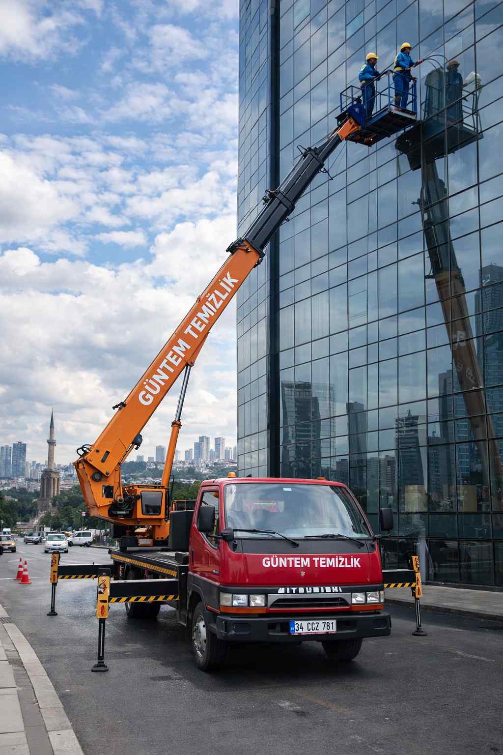 Çerkezköy'de vinçle dış cephe temizliği çalışmaları