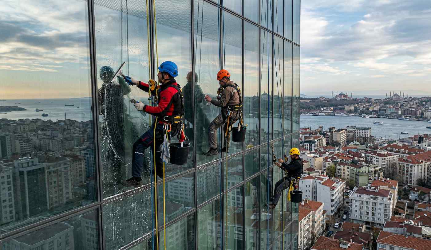 İstanbul'da AVM dış cephe temizlik çalışmaları
