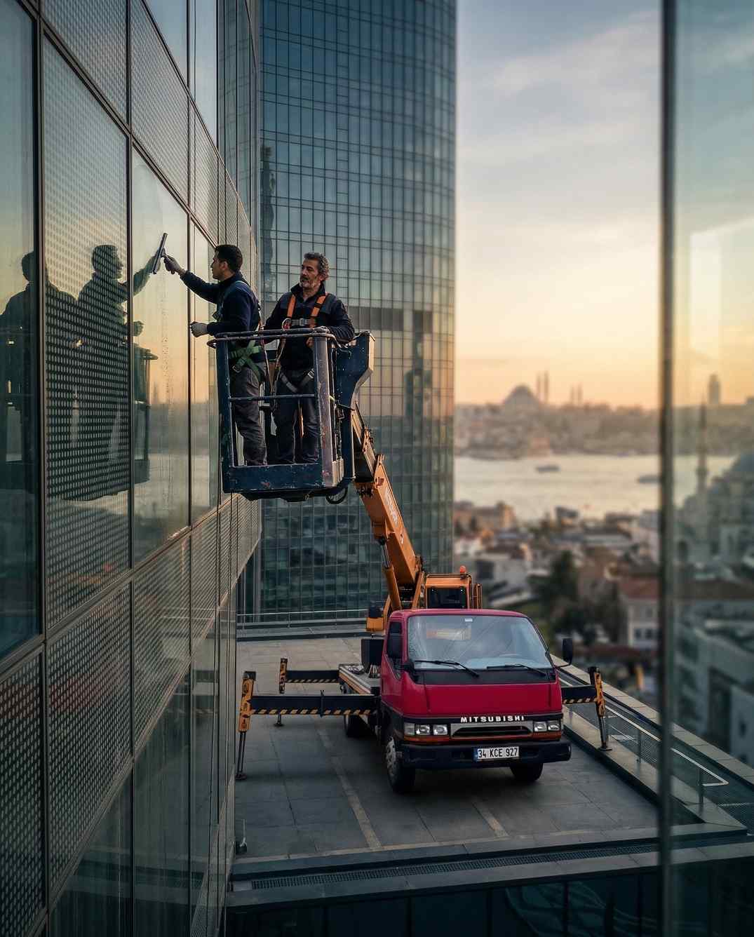 Vinçle bir üniversite binasının dış cephe temizliği çalışmaları